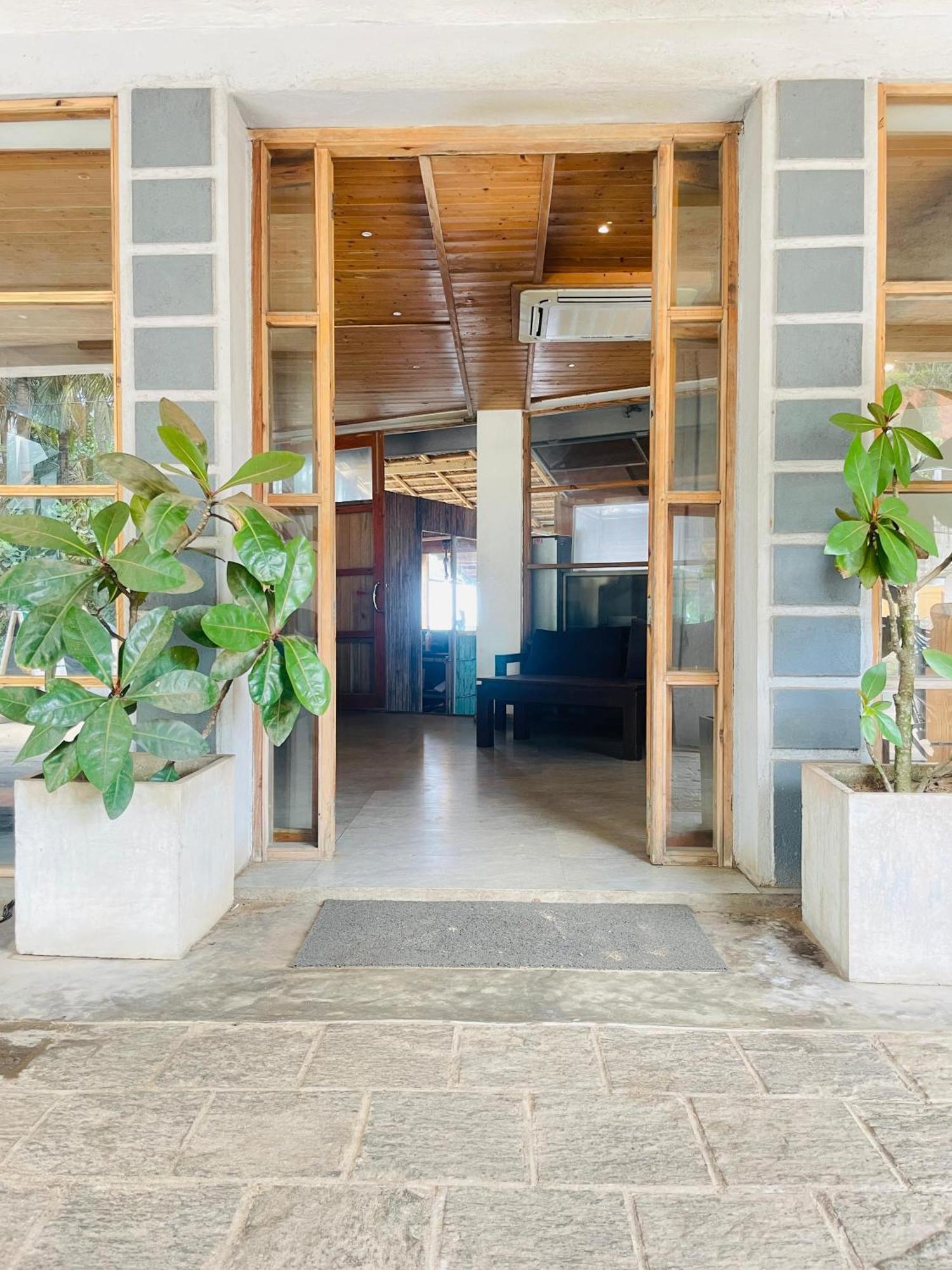 Suncoast Beach Hotel Мириса Екстериор снимка