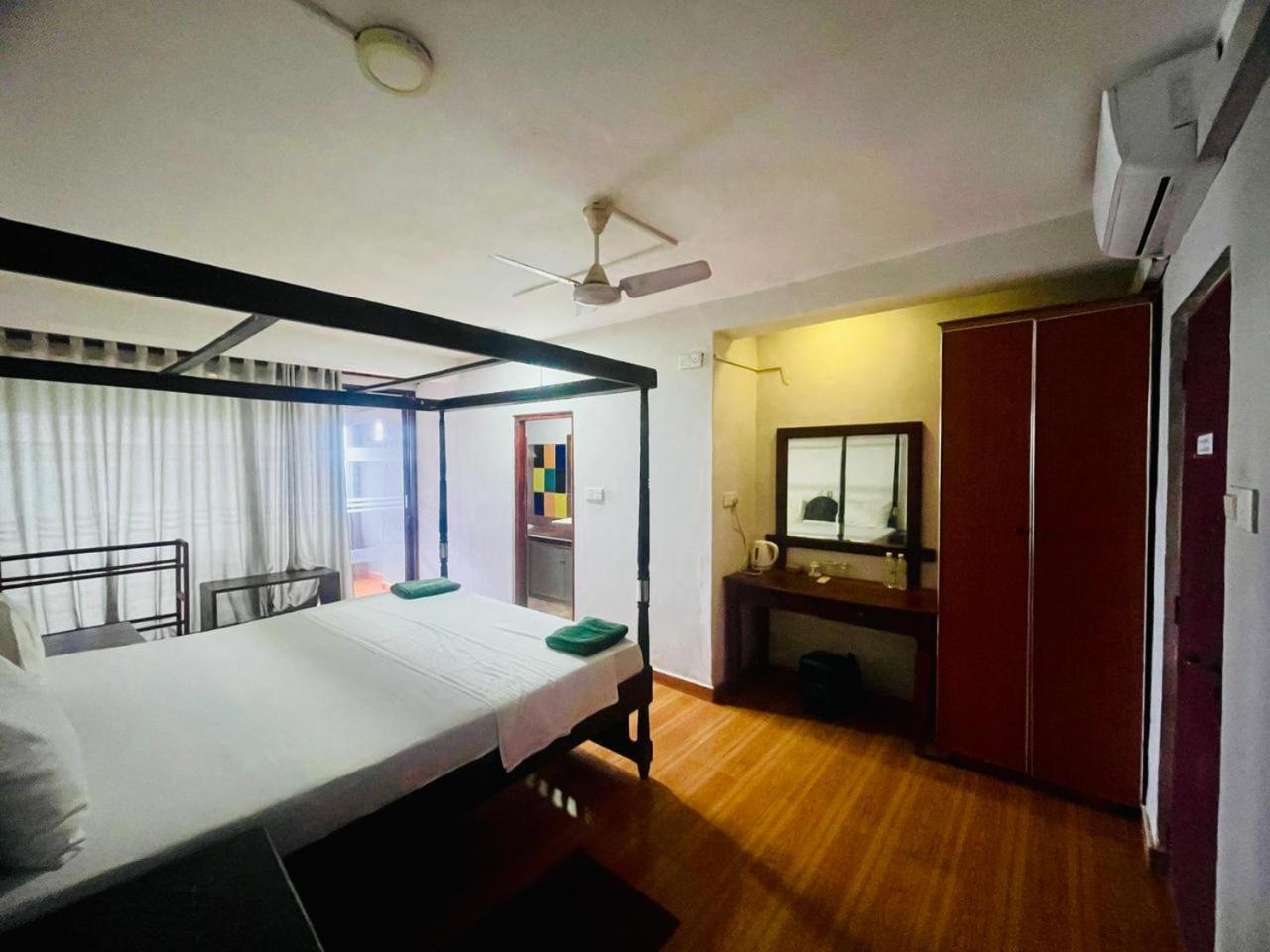 Suncoast Beach Hotel Мириса Екстериор снимка