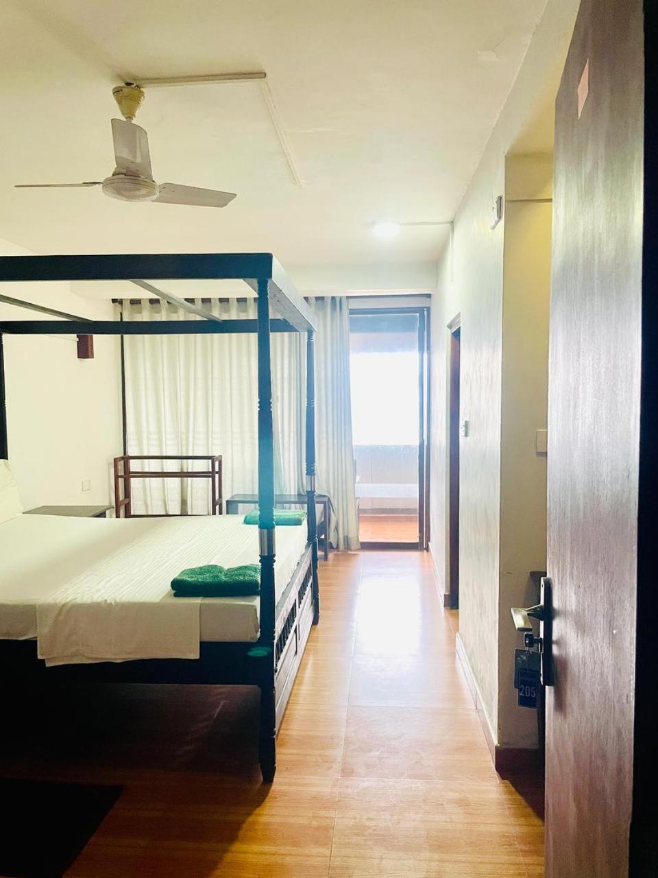 Suncoast Beach Hotel Мириса Екстериор снимка